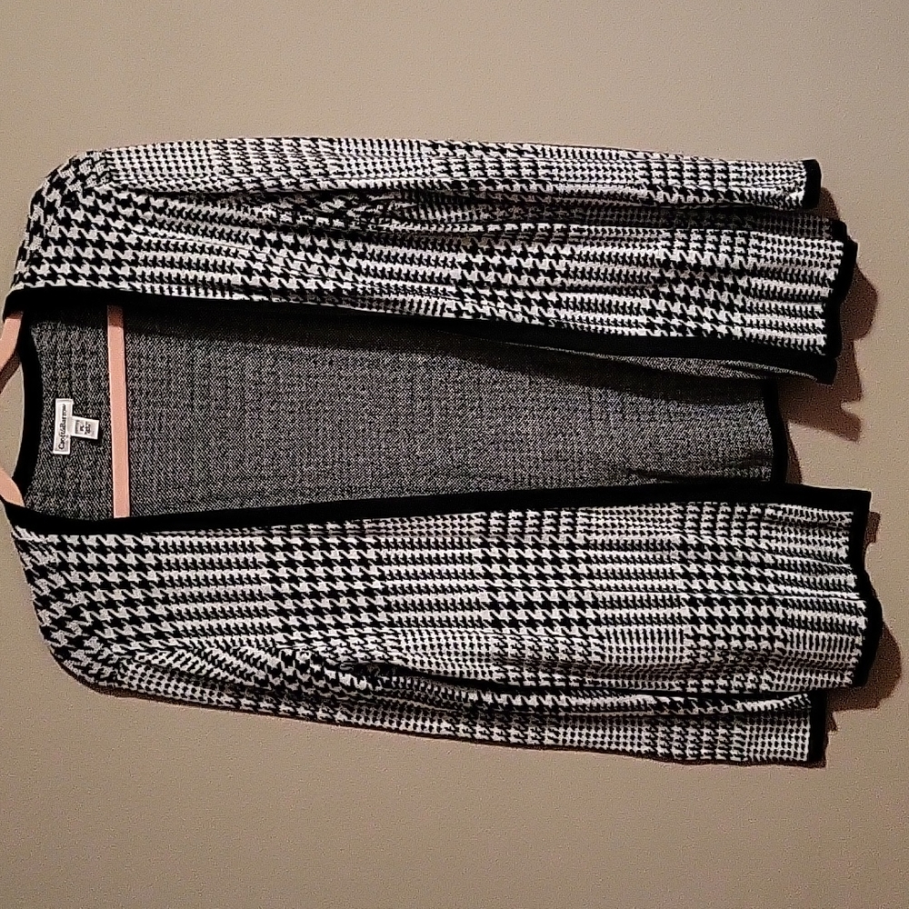 Cute checkered pattern cardi, very good condition.